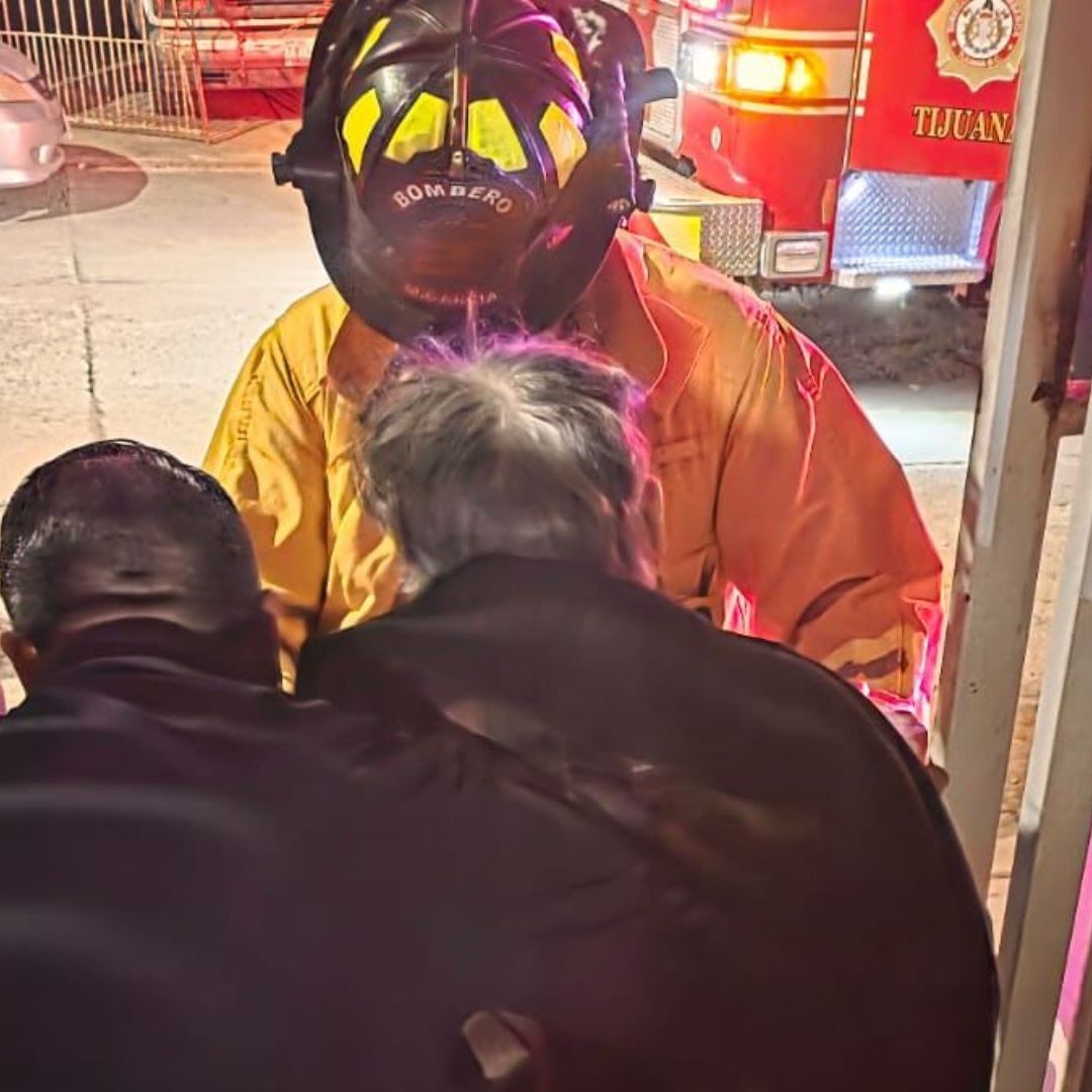 Bomberos Rescatan a Adulta Mayor de Incendio en Vivienda de Tijuana