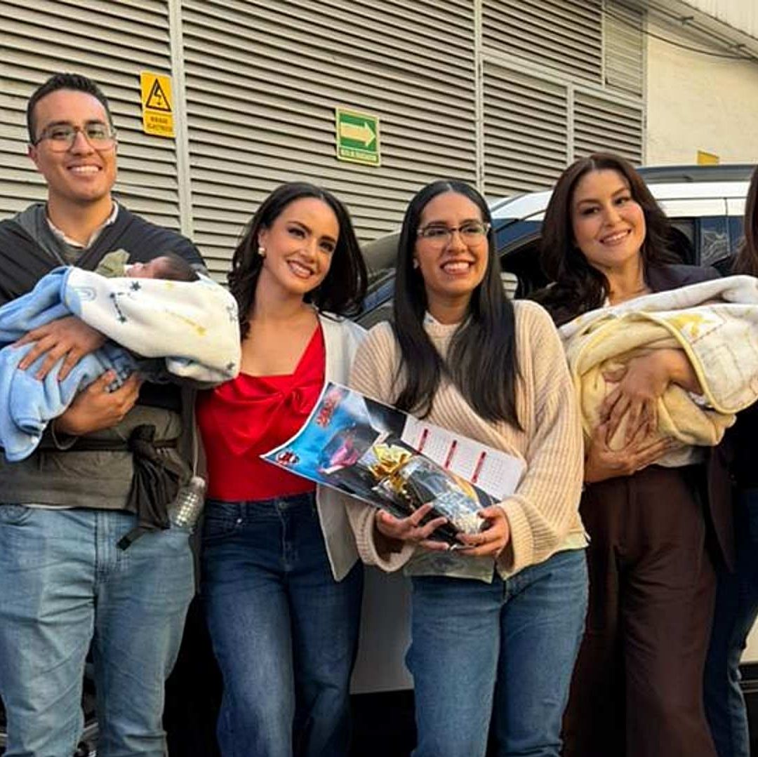 Entrega de la camioneta a papás de bebés que fueron captados con oxígeno