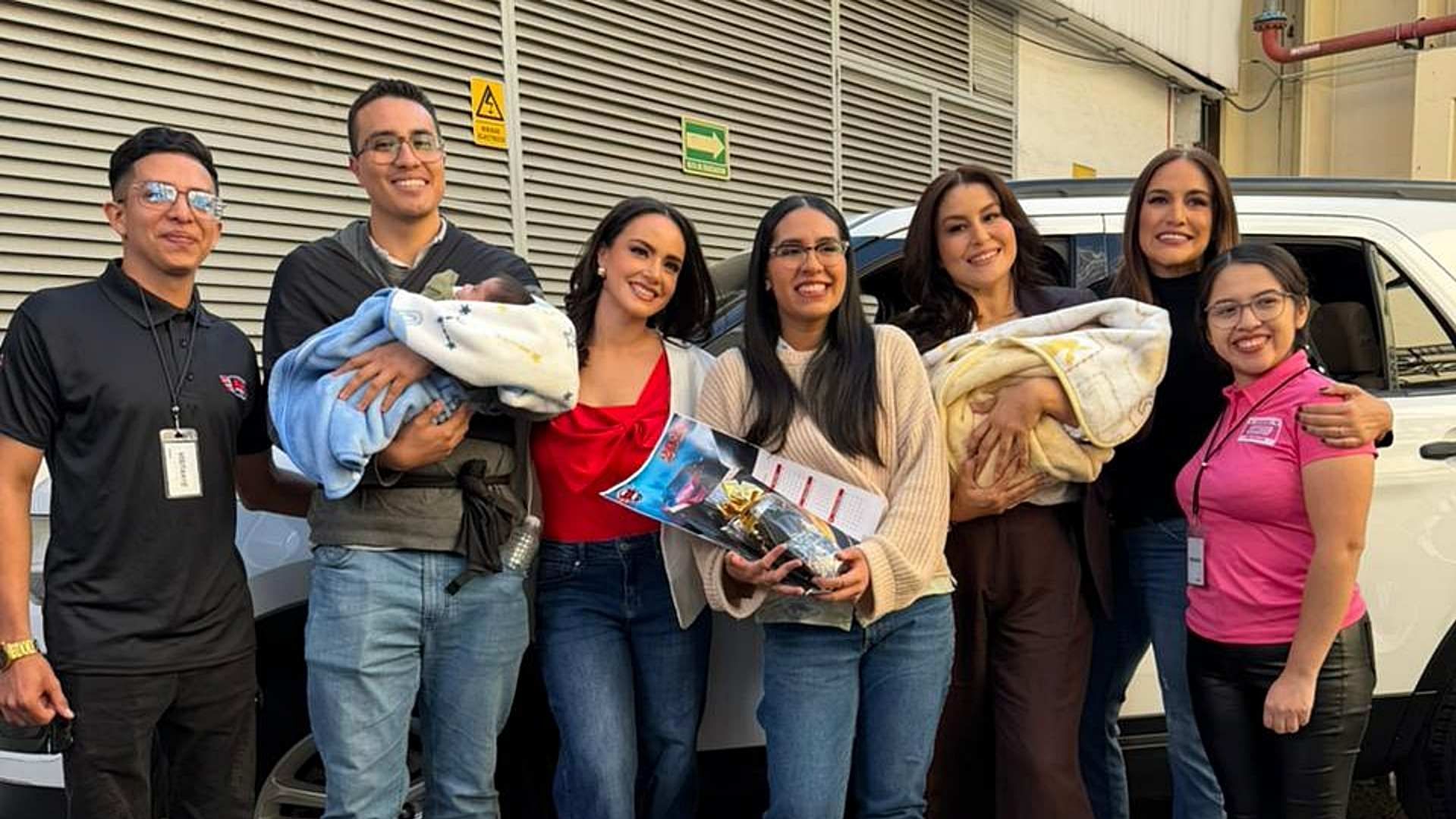 Entrega de la camioneta a papás de bebés que fueron captados con oxígeno