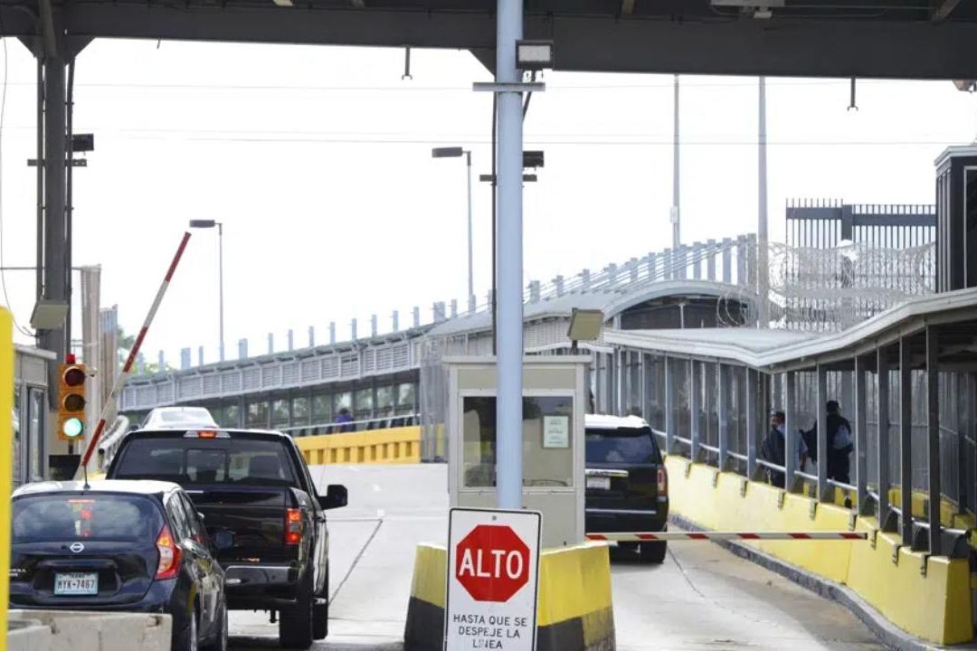 Automovilistas en peaje en Brownsville, Texas, para cruzar a Matamoros, México
