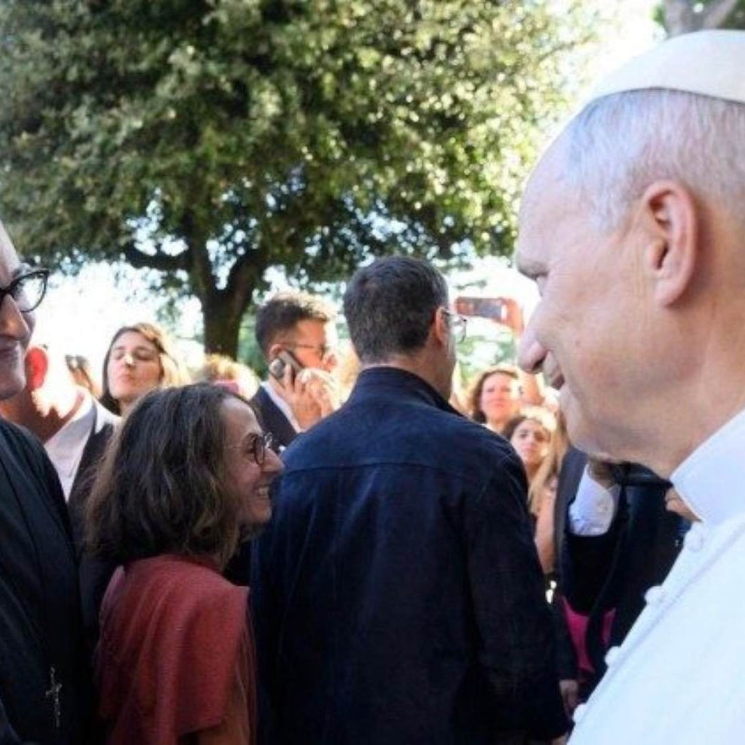 la monja croata Nina Benedikta Krapić saludando al papa León XIV en 2025.