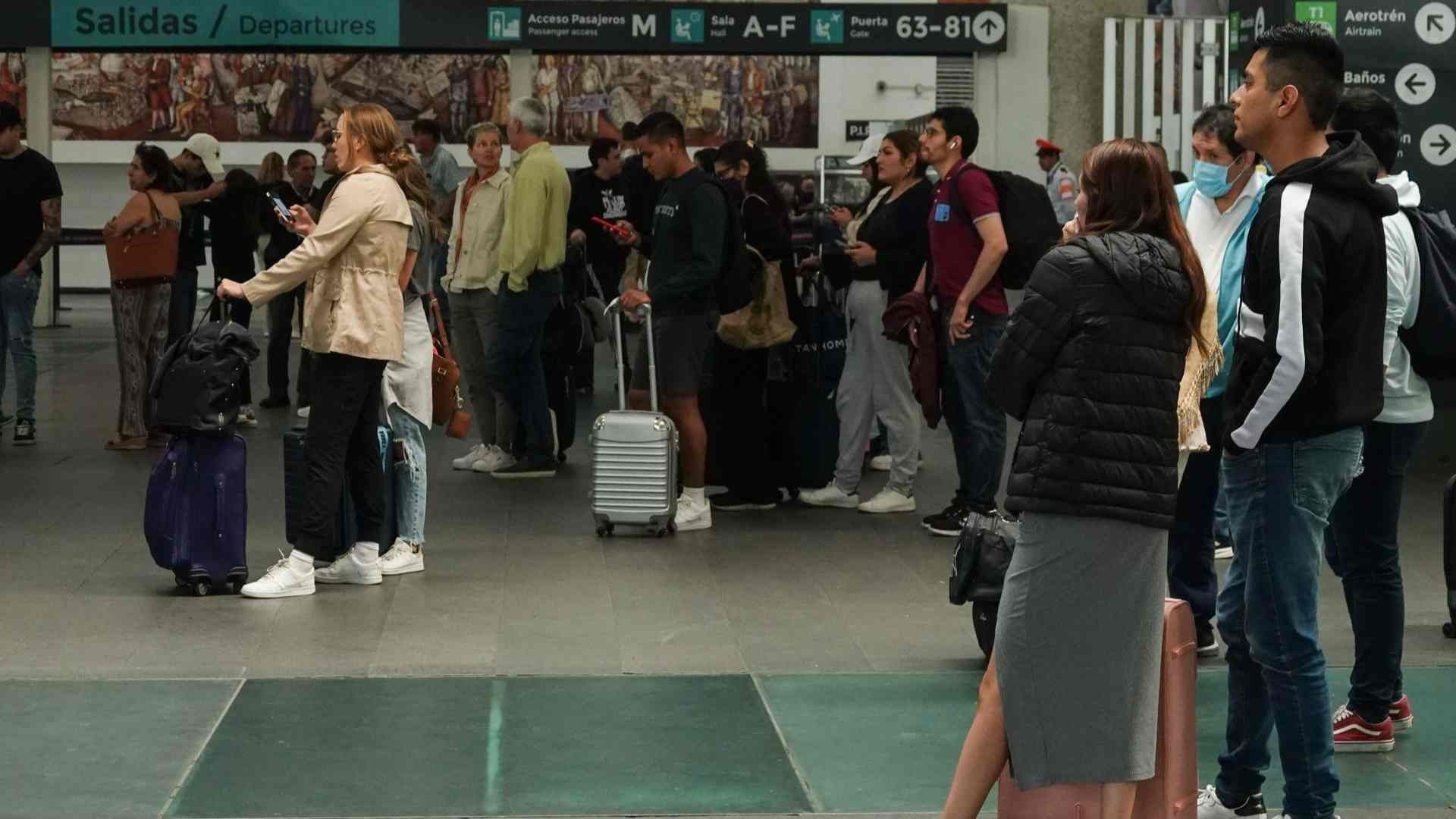 Pasajeros en el Aeropuerto Internacional de la Ciudad de México (AICM) esperando su vuelo