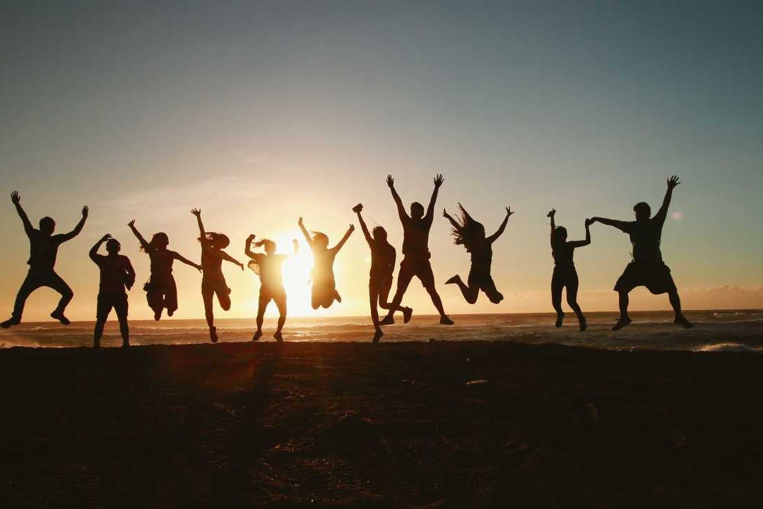 Gente saltando de felicidad