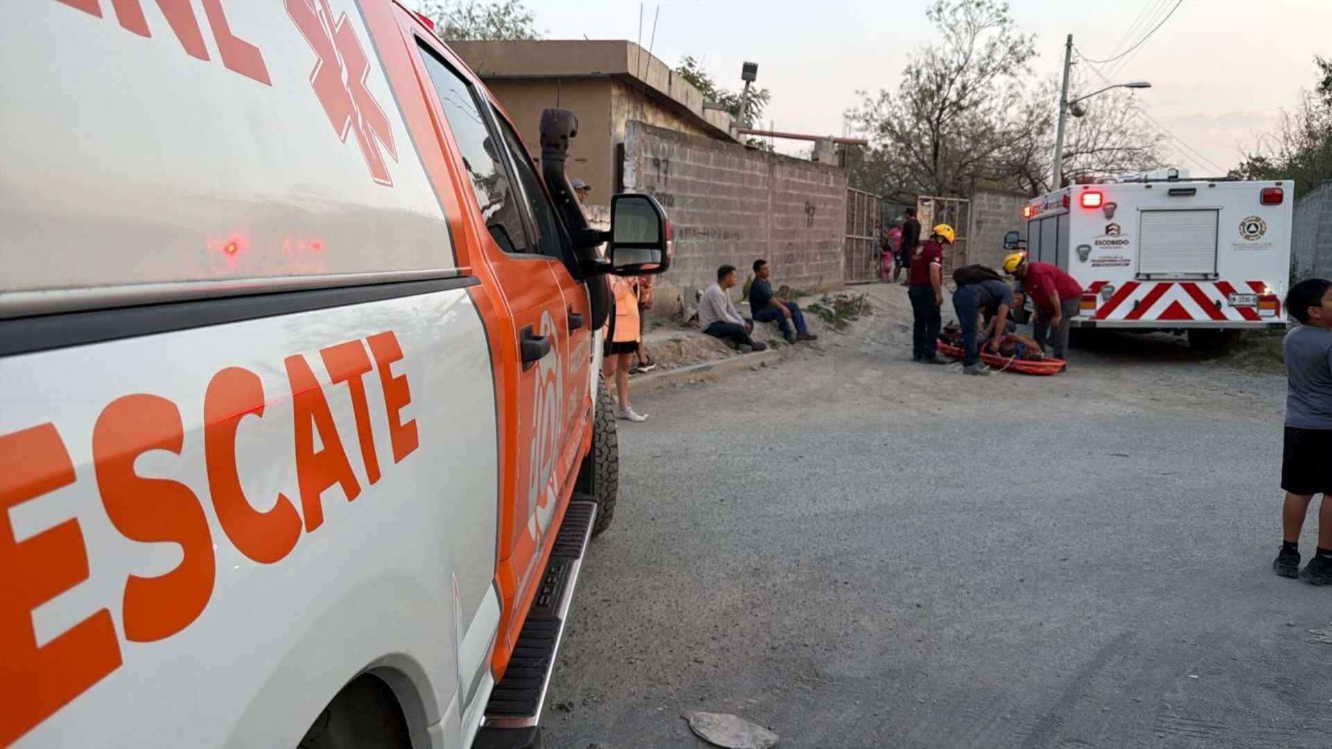 Protección Civil ayudando a hombre