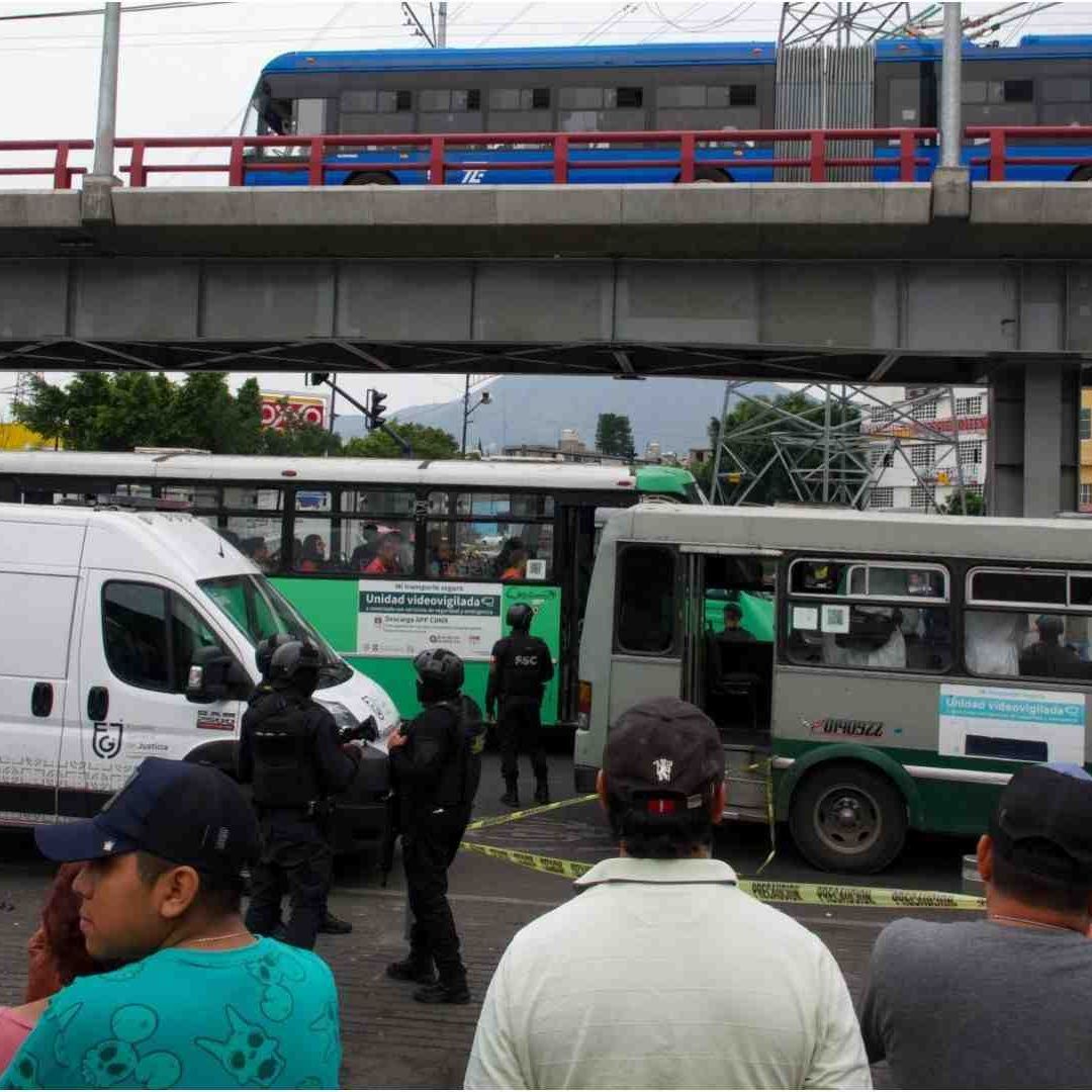 Mujer asesinada en un microbús en Iztapalapa