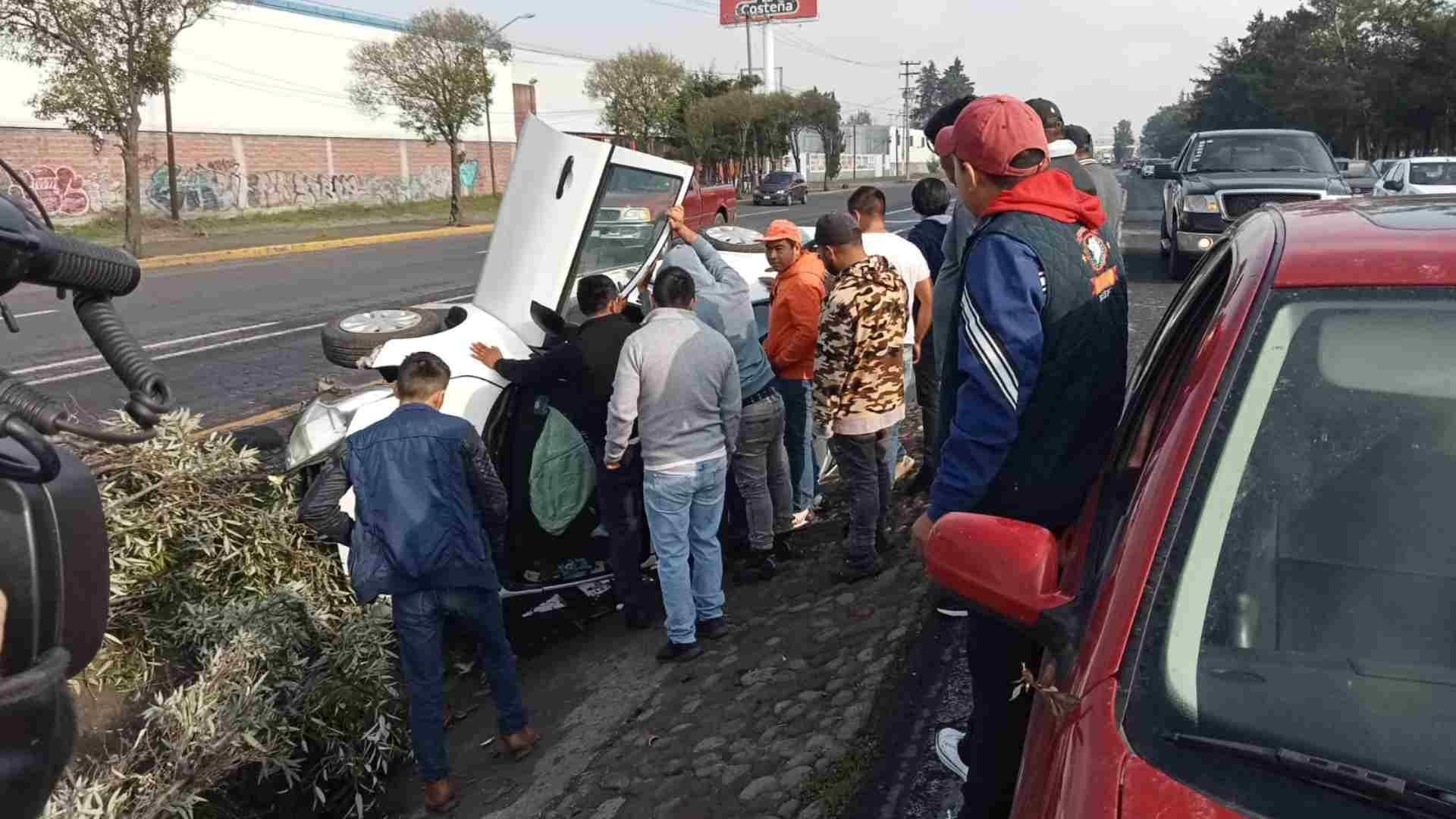 Vuelca auto en la carretera Toluca-Palmillas