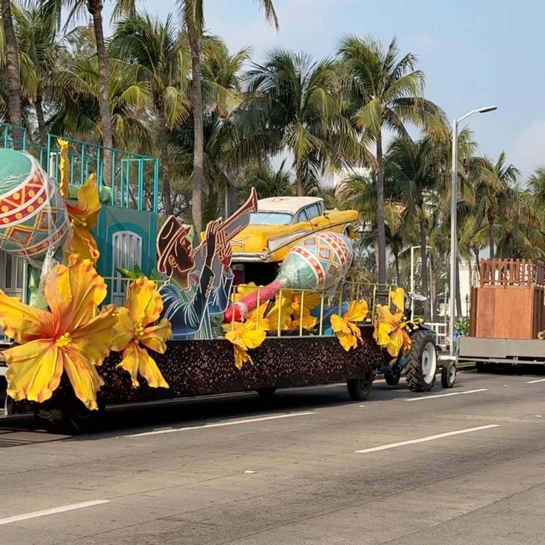 Carros alegóricos formados para desfiles de carros alegóricos del carnaval de Veracruz 2026.