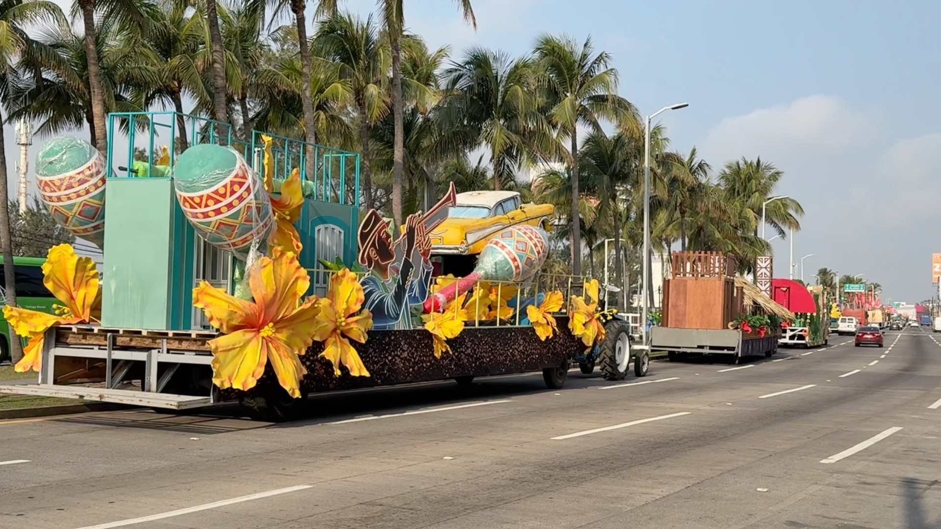 Carros alegóricos formados para desfiles de carros alegóricos del carnaval de Veracruz 2026.