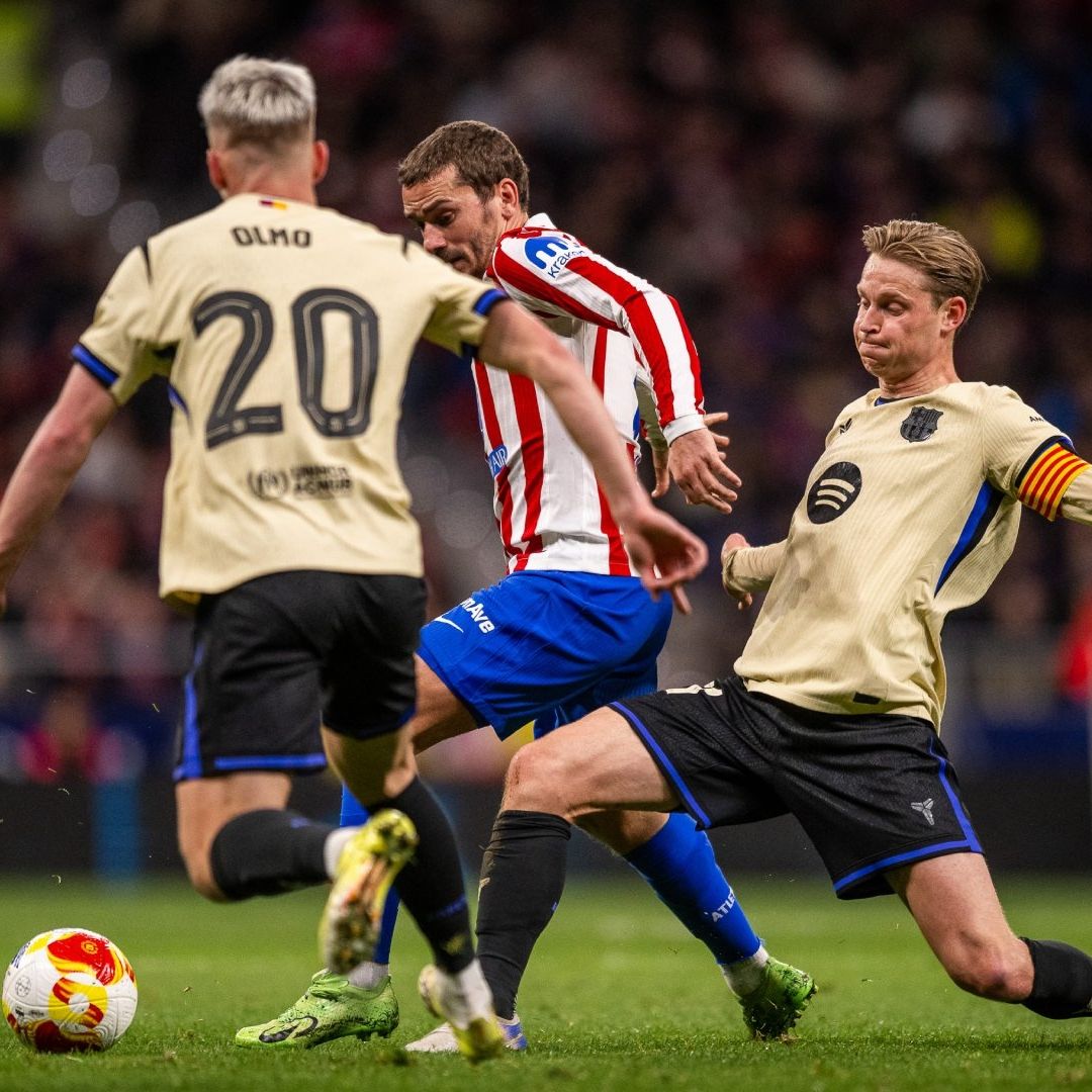 El colchonero Antoine Griezmann fue un dolor de cabeza para la zaga del Barcelona, vestida de beige.