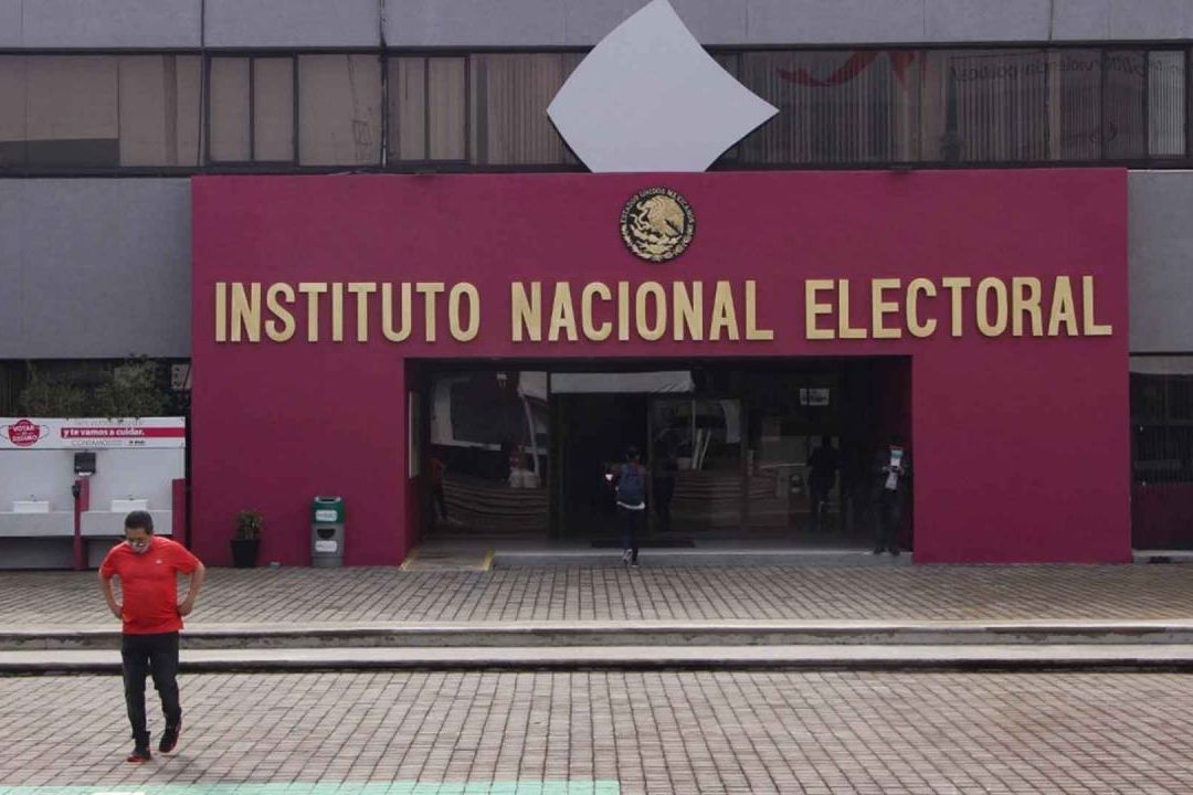 AMLO se podría reunir con consejeros del INE
