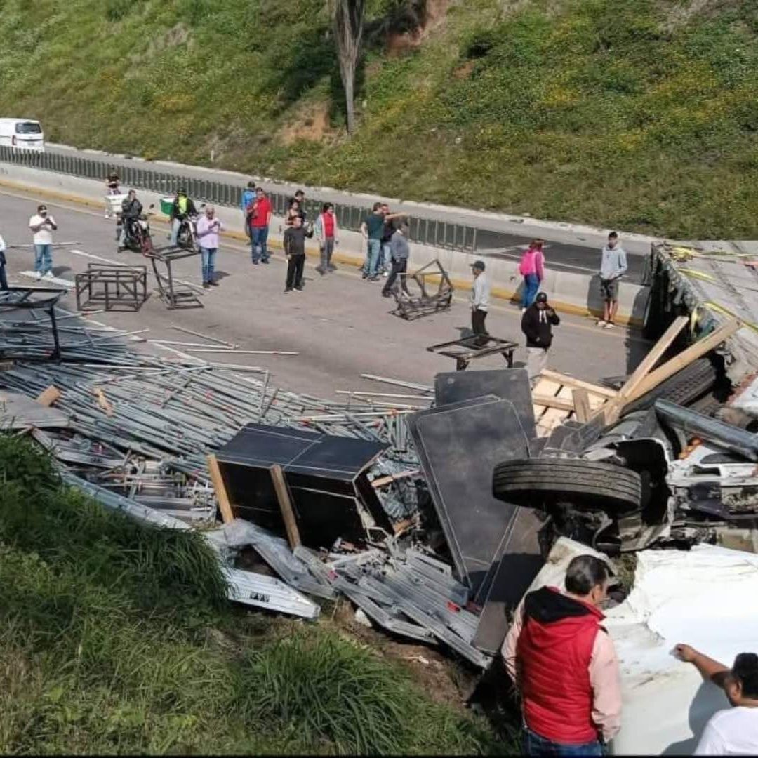 Cierre Autopista Puebla Córdoba Accidente Volcadura Tráiler Ciudad Mendoza
