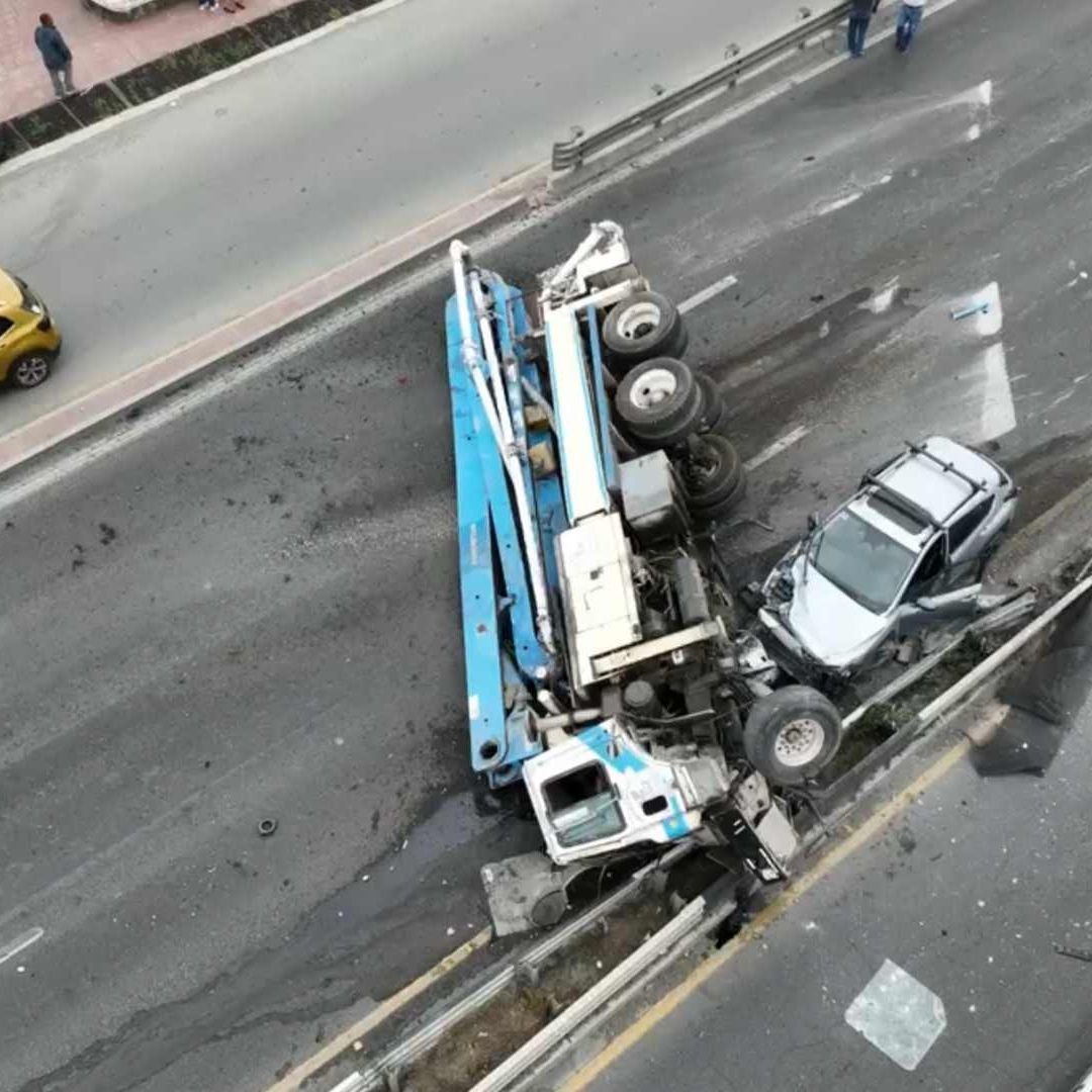 trailer volcado en carretera nacional
