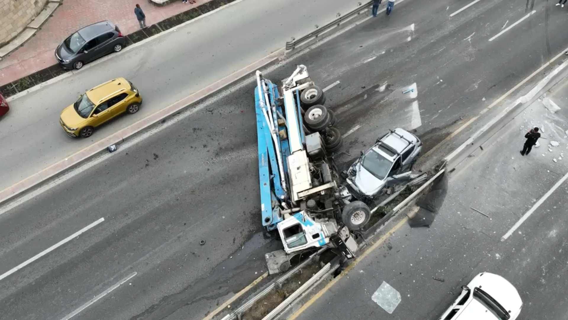 trailer volcado en carretera nacional