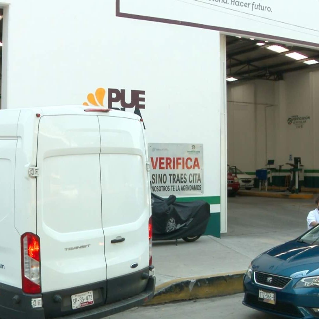 Vehículos en un Centro de Verificación de la ciudad de Puebla