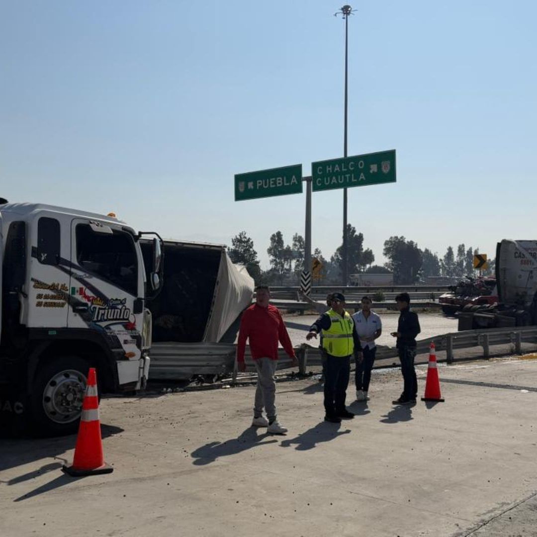 Volcadura de tráiler en el Circuito Exterior Mexiquense
