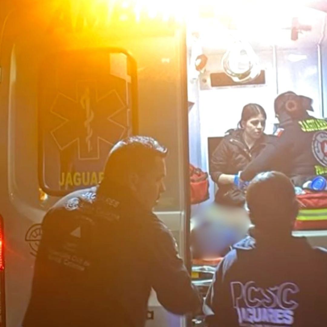 Paramédicos trasladan a atropellado en ambulancia