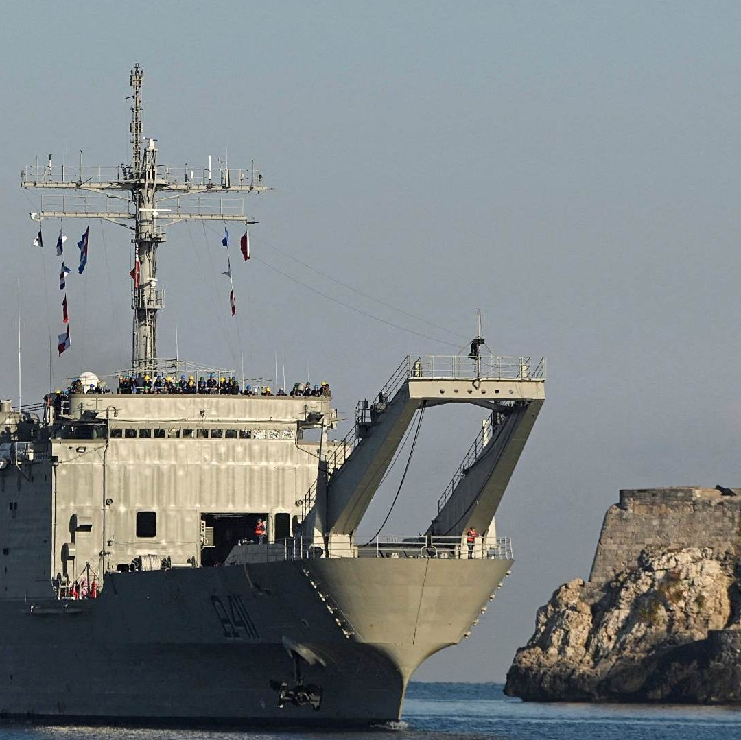 Buque de México cargado con ayuda humanitaria ingresa a la bahía de La Habana