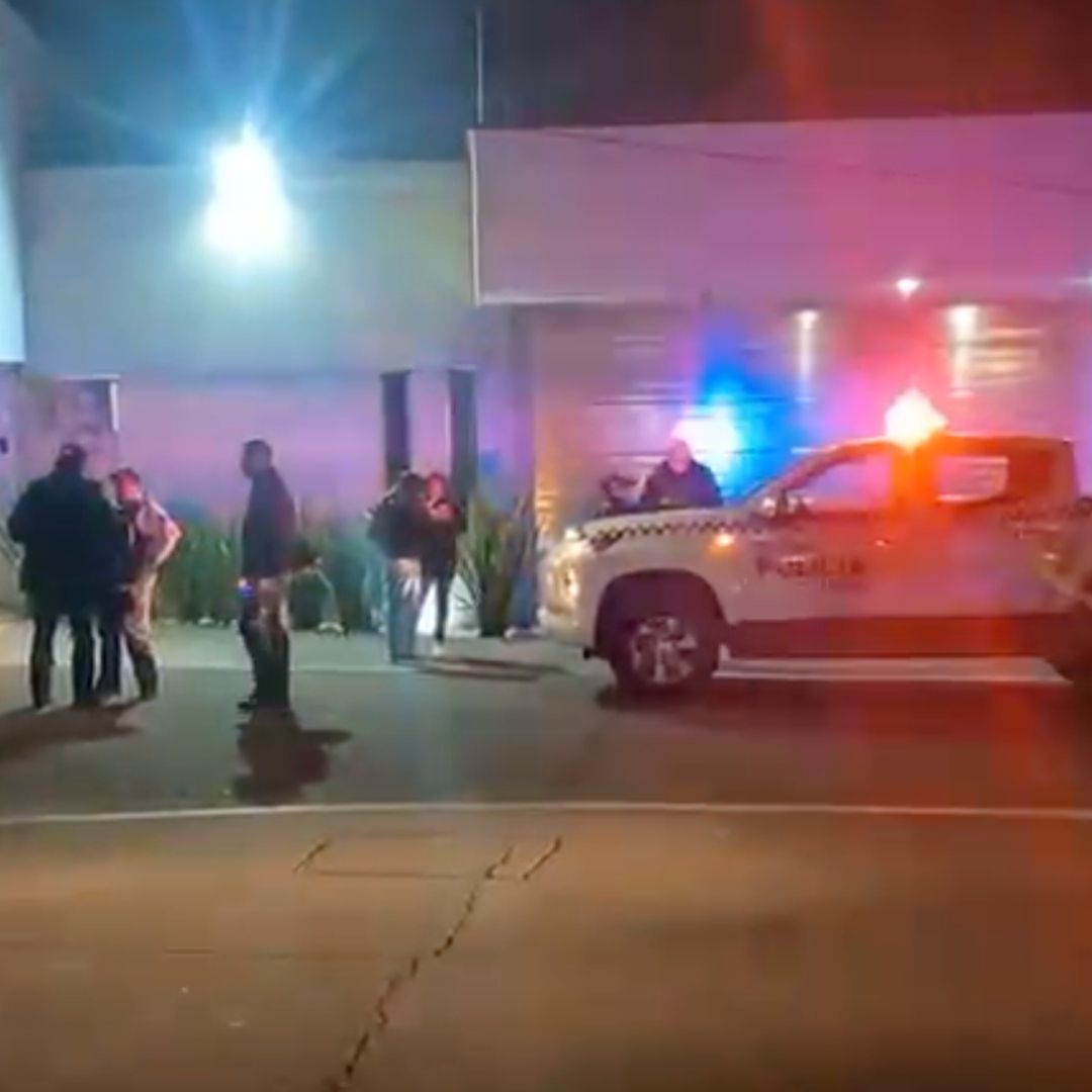 acordonamiento y patrulla de policía en cñínica donde mujer murió atragantada.