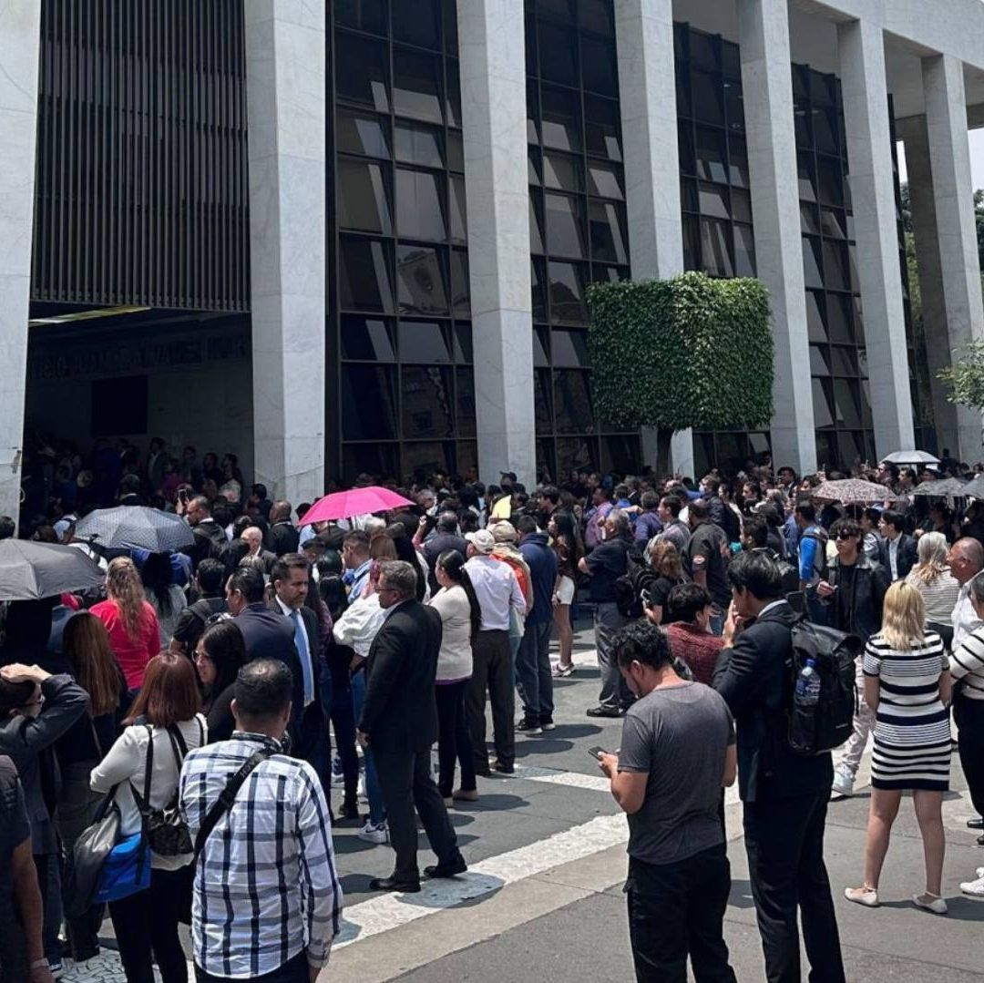 Personas en las inmediaciones de instalaciones del Poder Judicial.