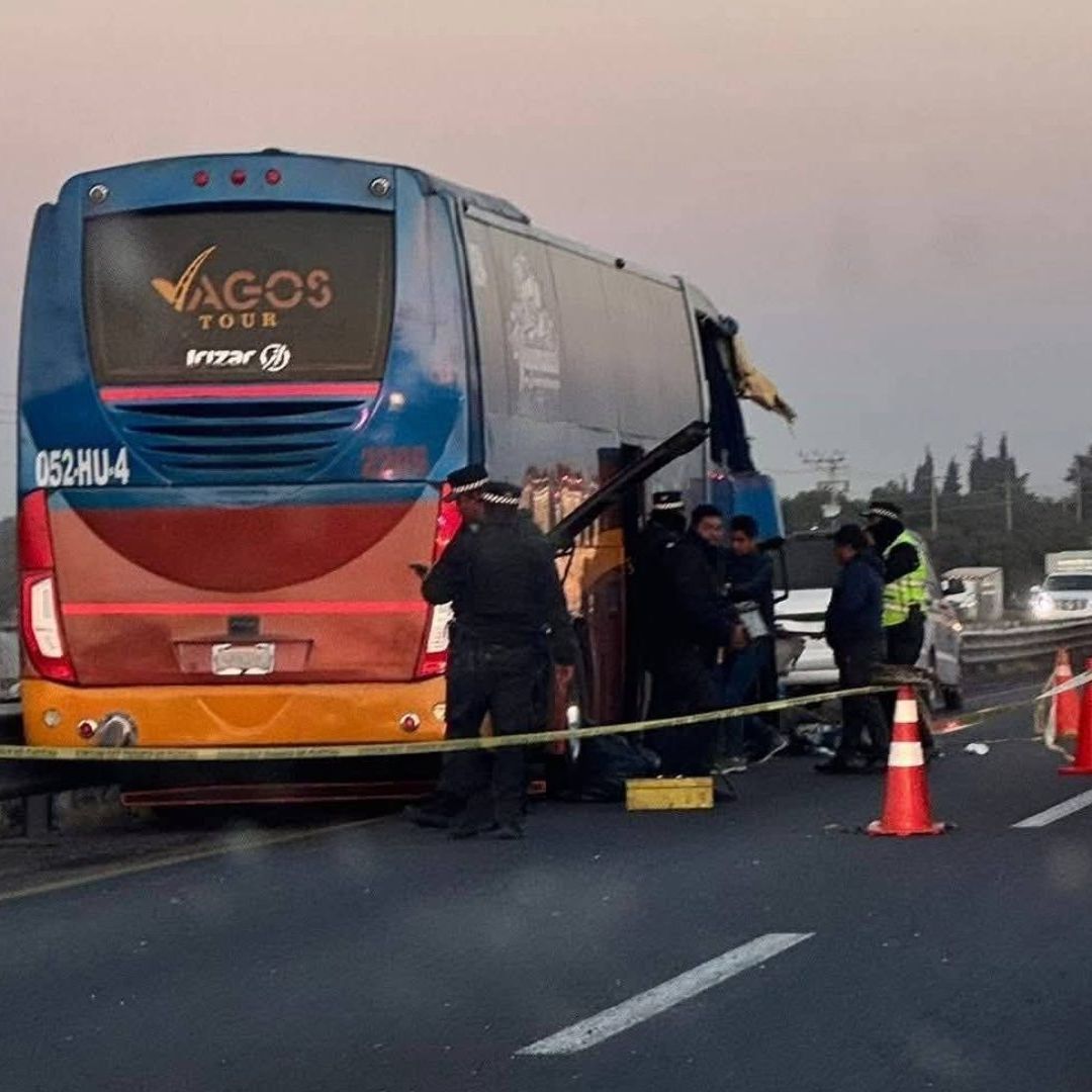 Chofer de Autobús Prensado por Choque por Alcance con Tráiler en Autopista México Puebla Palmar de Bravo