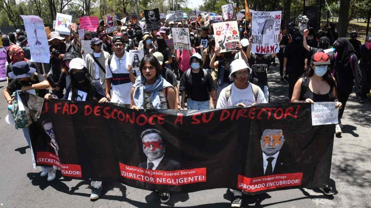 Marchan estudiantes de la UNAM a Rectoría en Ciudad Universitaria