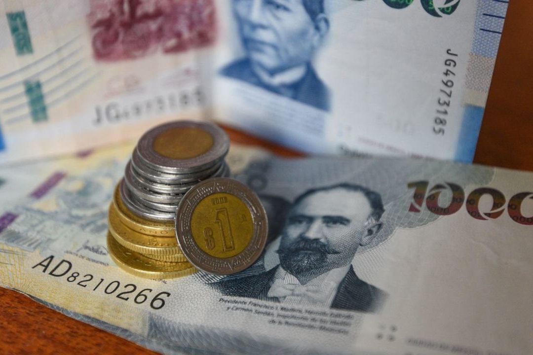 El peso volvió a romper la barrera de los 17.30 por dólar impulsado por los datos de inflación en EUA y el alza de tasas de la Fed