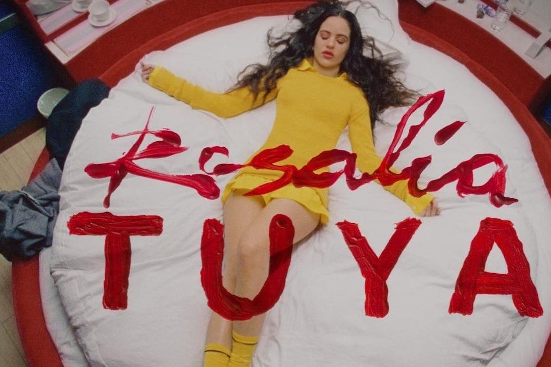 Rosalía en el video de “Tuya”