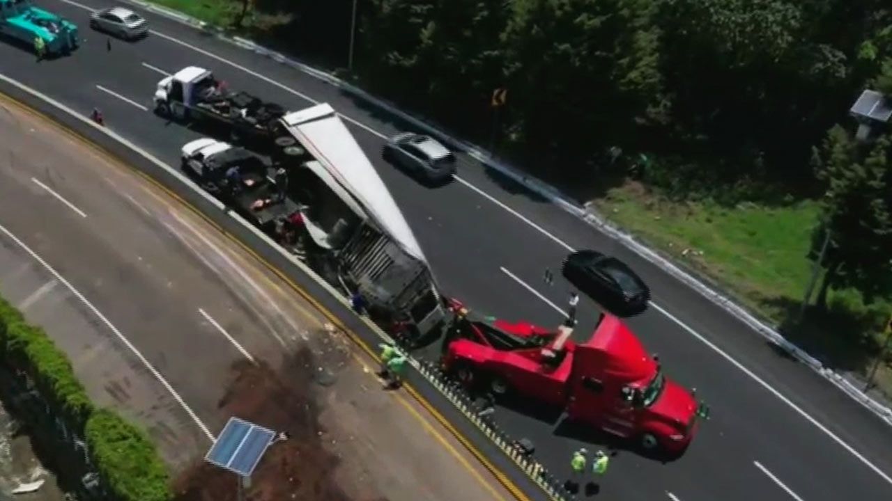Tráiler sufre volcadura en La Pera, en la México-Cuernavaca