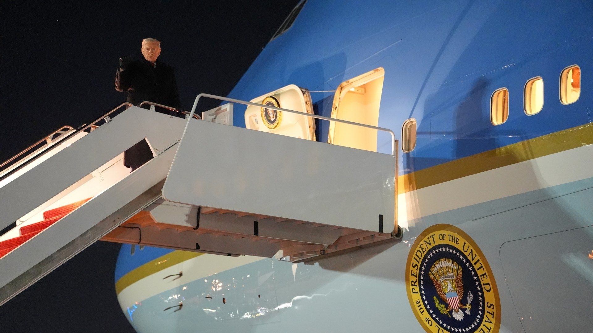 Con Trump a Bordo, el Air Force One que Viajaba a Davos Regresa a Washington por Falla Eléctrica