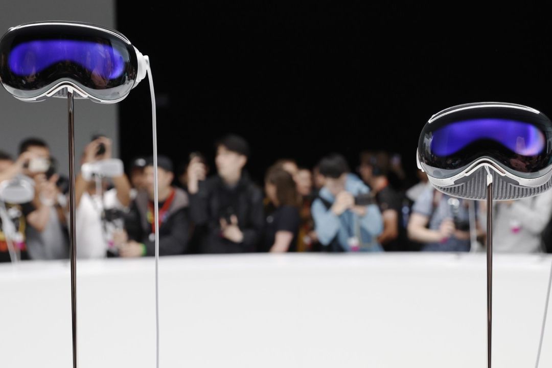 Lentes de Apple Vision Pro en exhibición en Cupertino, California