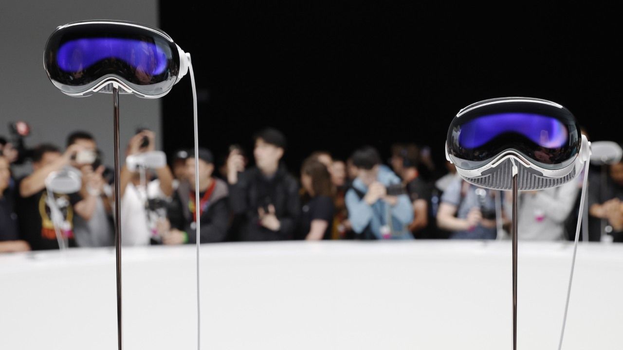 Lentes de Apple Vision Pro en exhibición en Cupertino, California