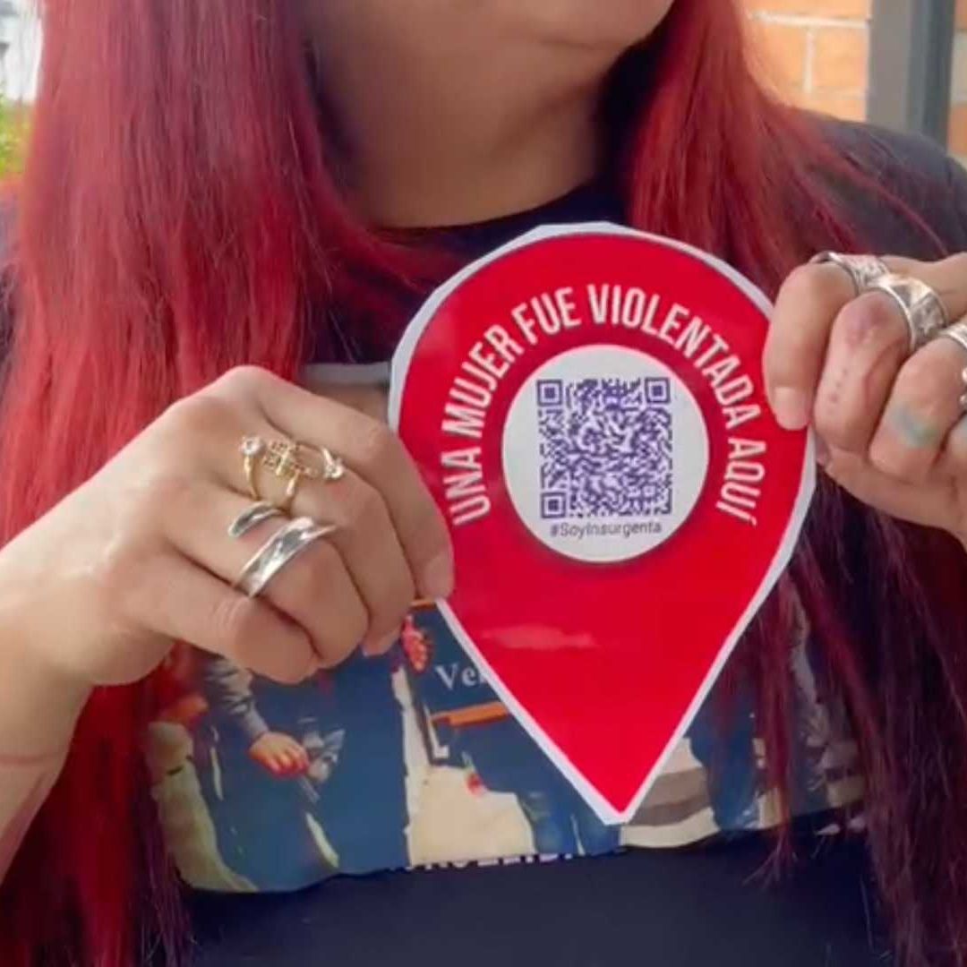 Activista Pega Stickers para Visibilizar Violencia Contra Mujeres