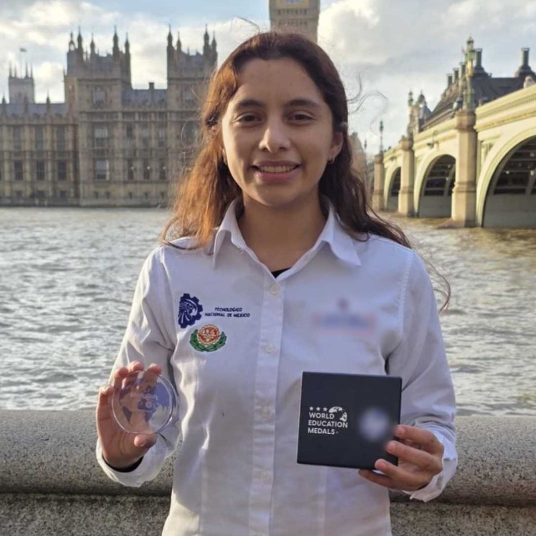 La estudiante veracruzana Valeria Palacios viajó hasta Londres para recibir el día de hoy la medalla de la World Education Medal 2025