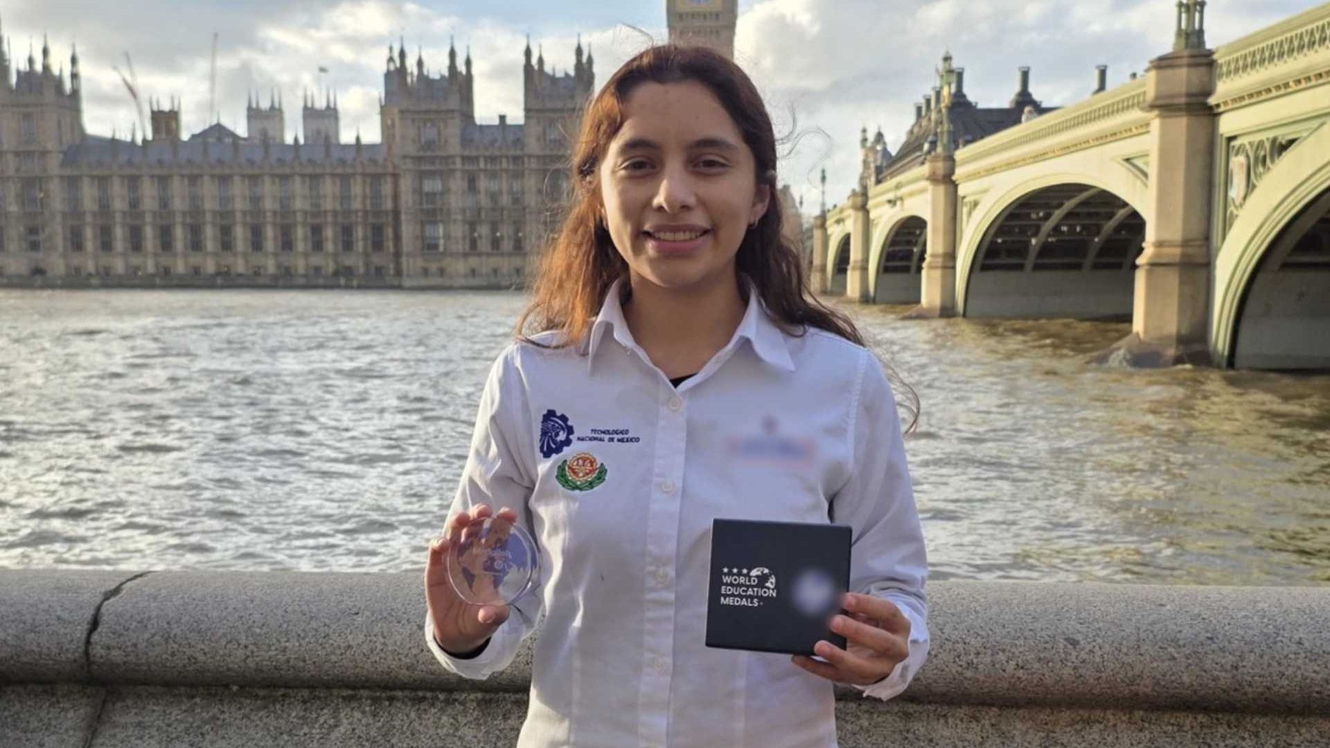 La estudiante veracruzana Valeria Palacios viajó hasta Londres para recibir el día de hoy la medalla de la World Education Medal 2025