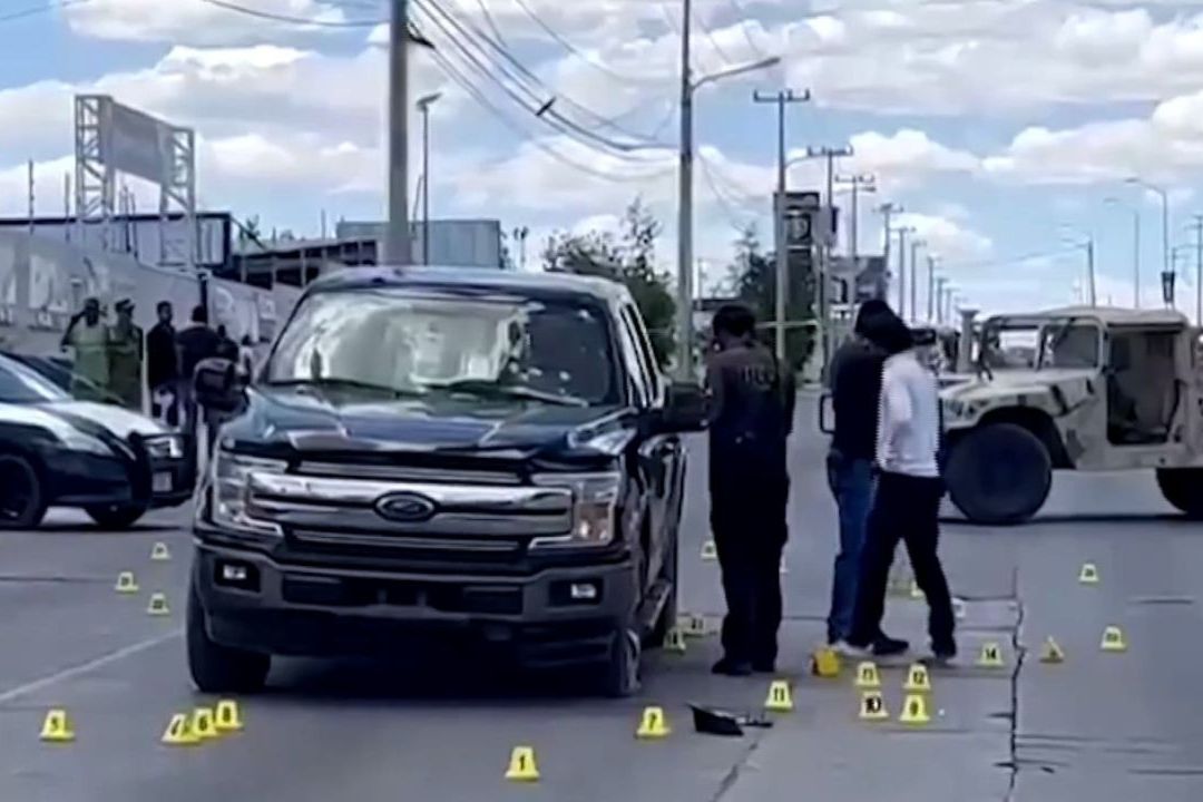 Los presuntos responsables huyeron en una camioneta que abandonaron metros adelante de donde ocurrió el ataque.