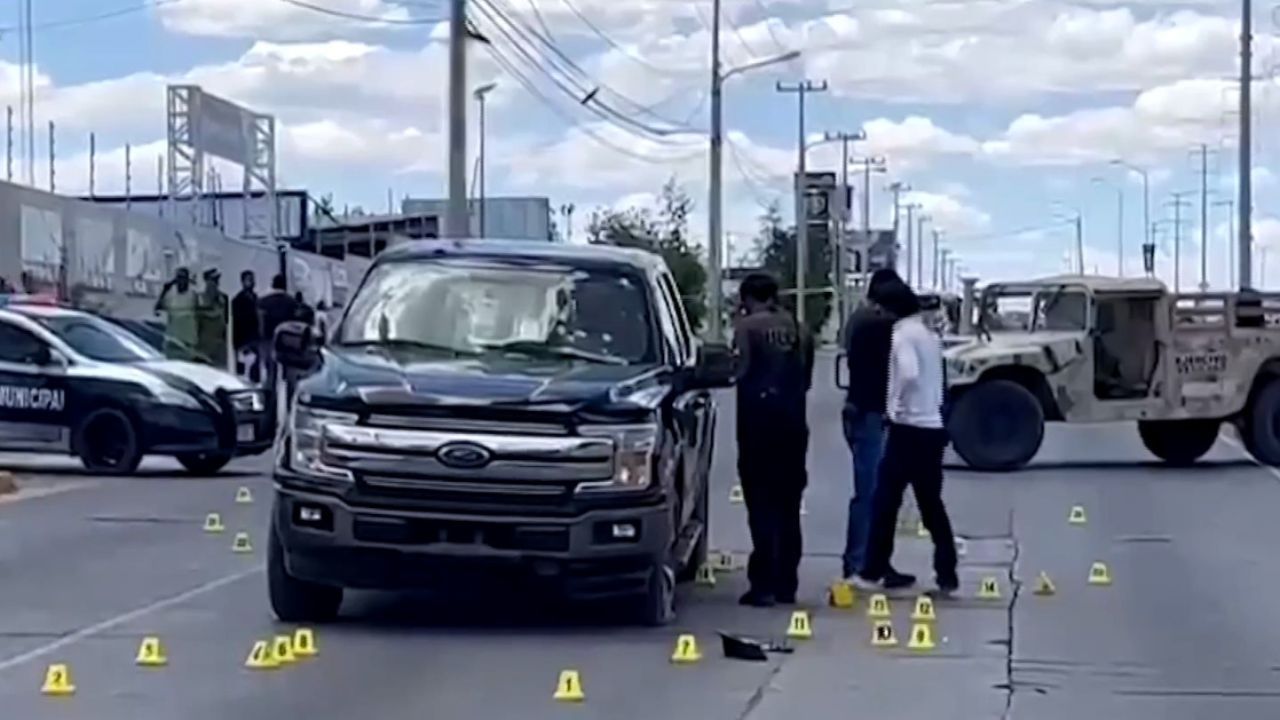 Los presuntos responsables huyeron en una camioneta que abandonaron metros adelante de donde ocurrió el ataque.