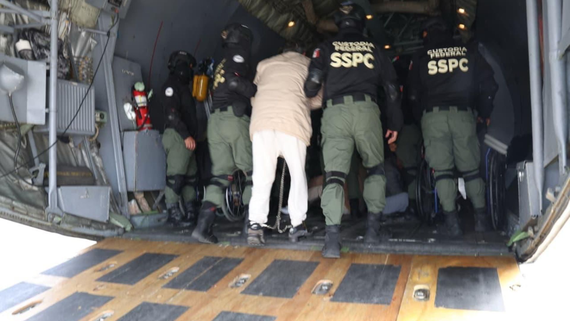 Las 37 personas fueron transportadas en siete aeronaves de las Fuerzas Armadas mexicanas.