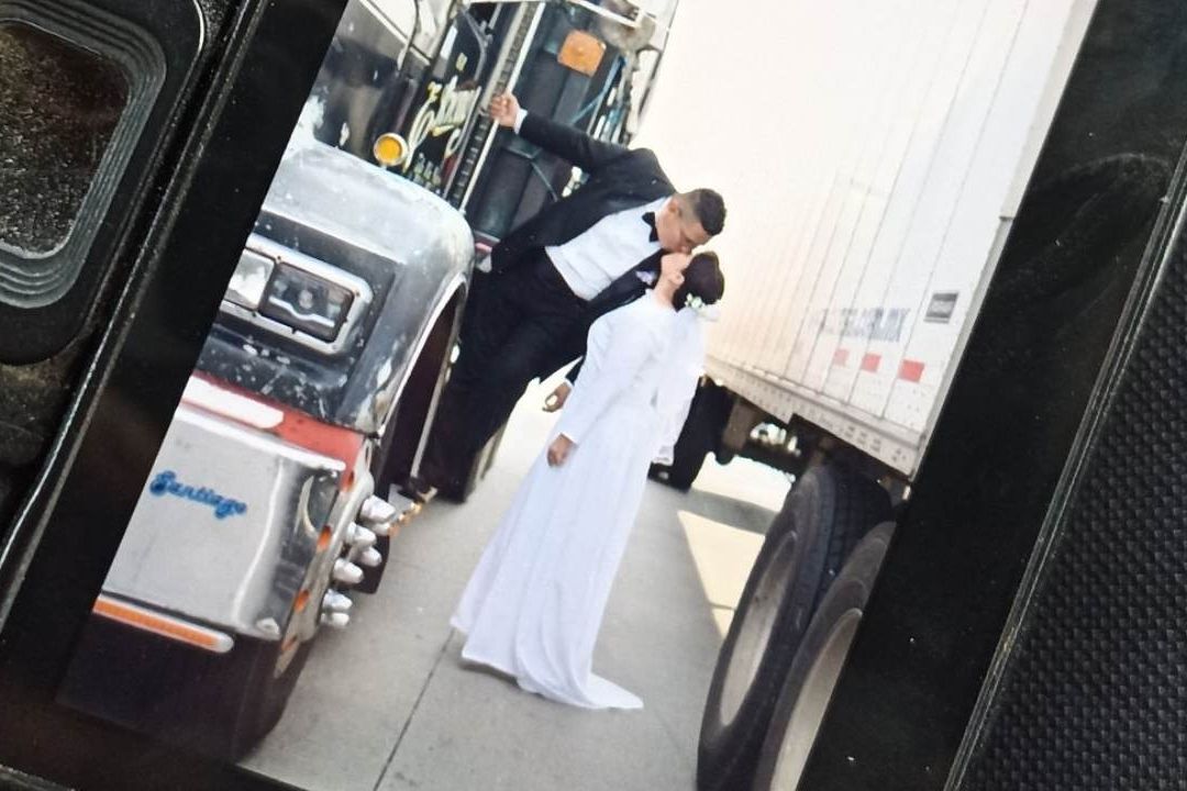 Pareja de Recién Casados en Bloqueo de la México-Puebla se Vuelve Viral
