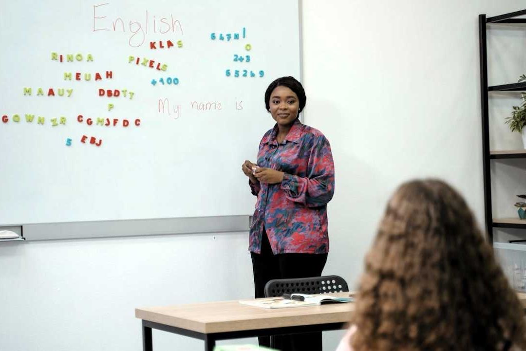 Maestra imparte una clase inglés