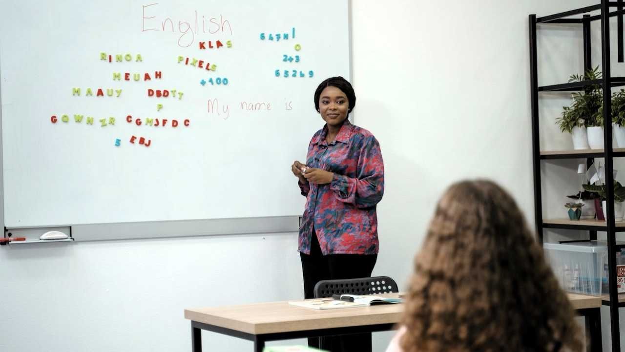 Maestra imparte una clase inglés