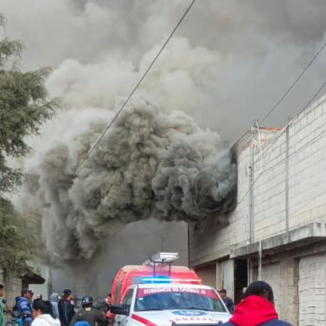 Fuerte Incendio Taller de Salas Colonia San Miguel Amozoc Puebla