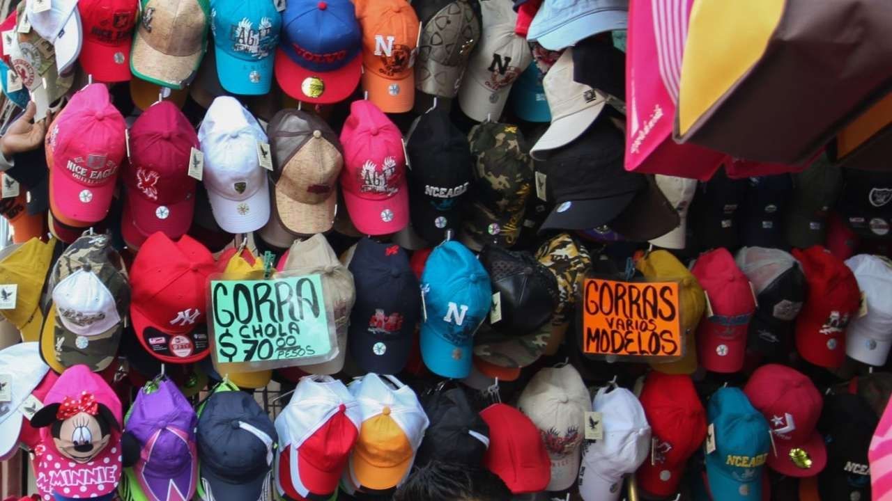 En este tianguis puedes comprar gorras de lujo desde 200 pesos