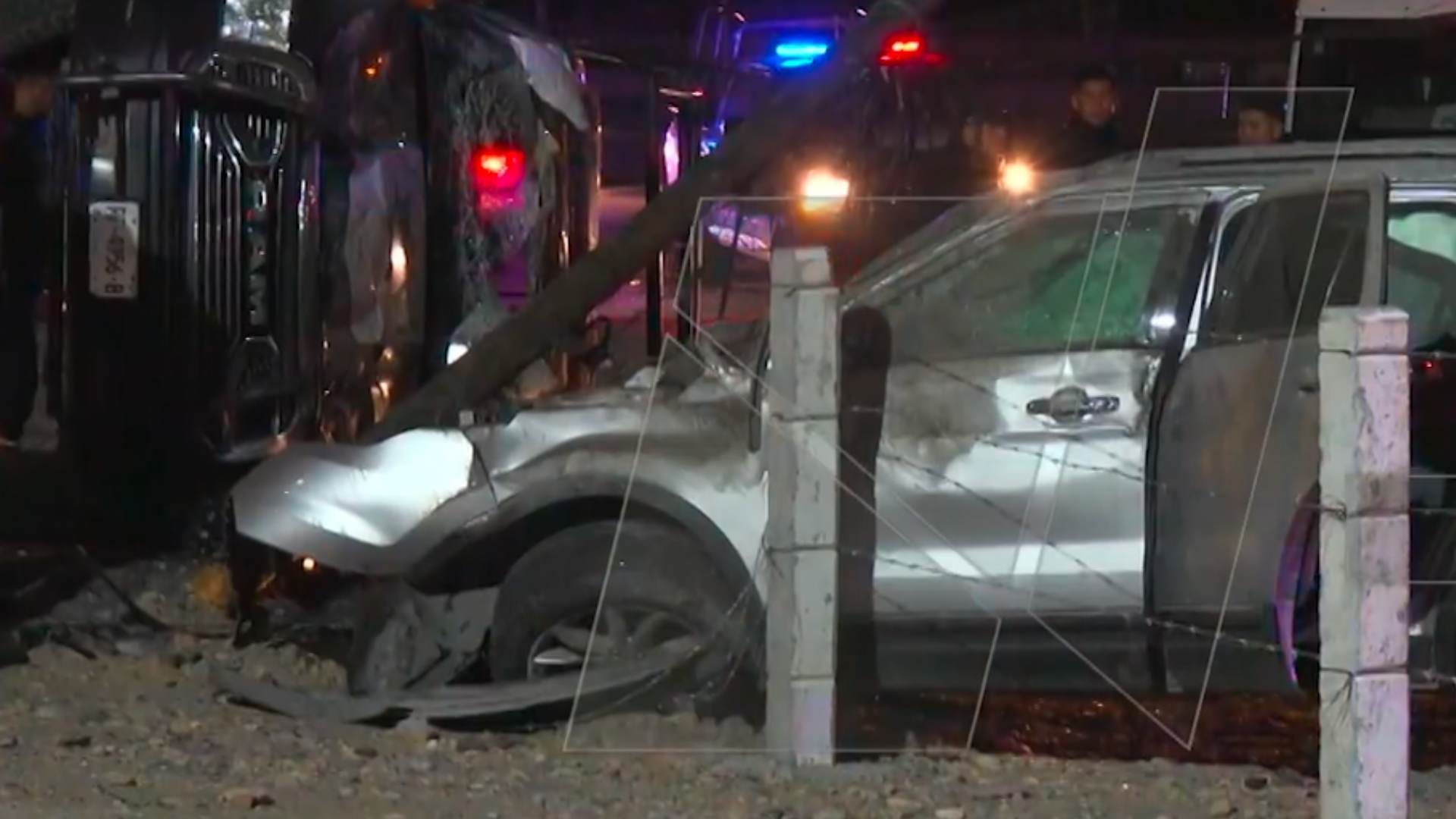 Patrulla y camioneta volcadas tras persecución