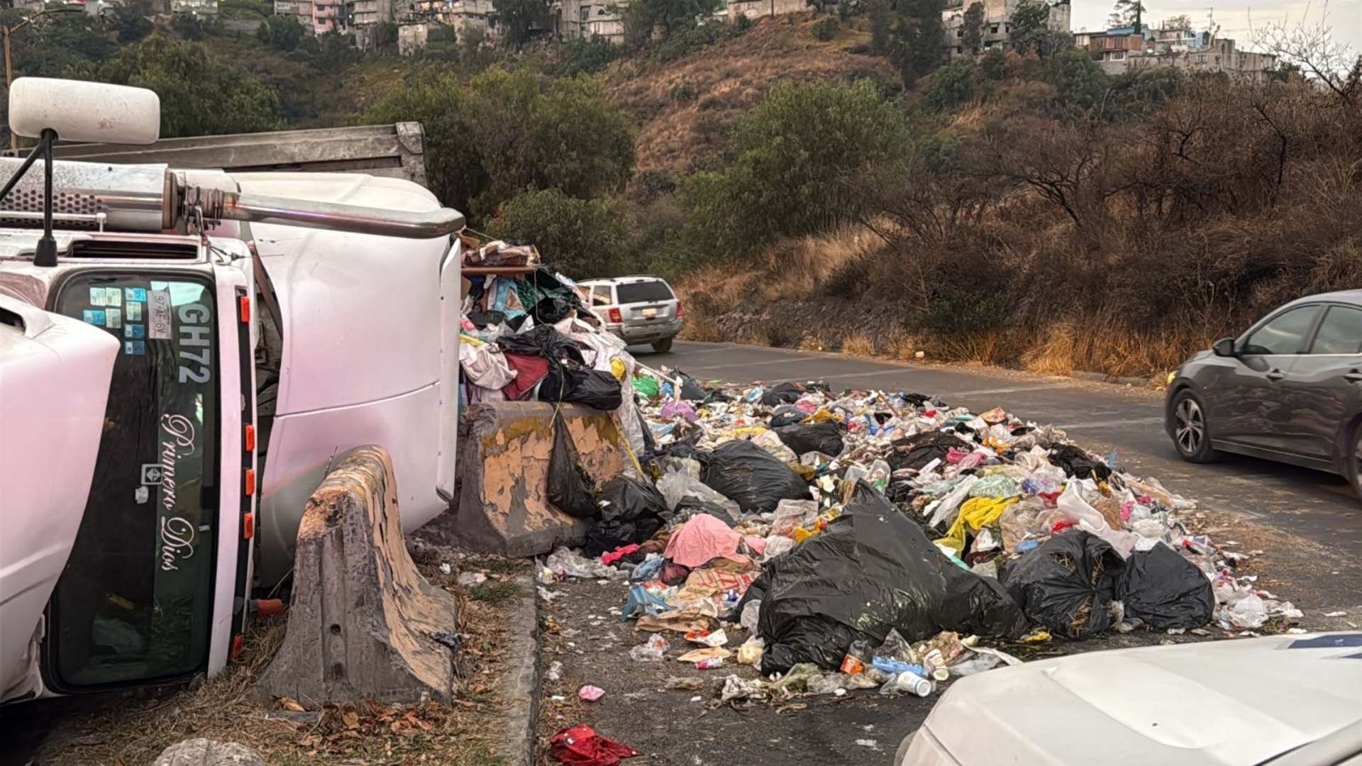 Traíler volcado en Nicolás Romero, Estado de México.