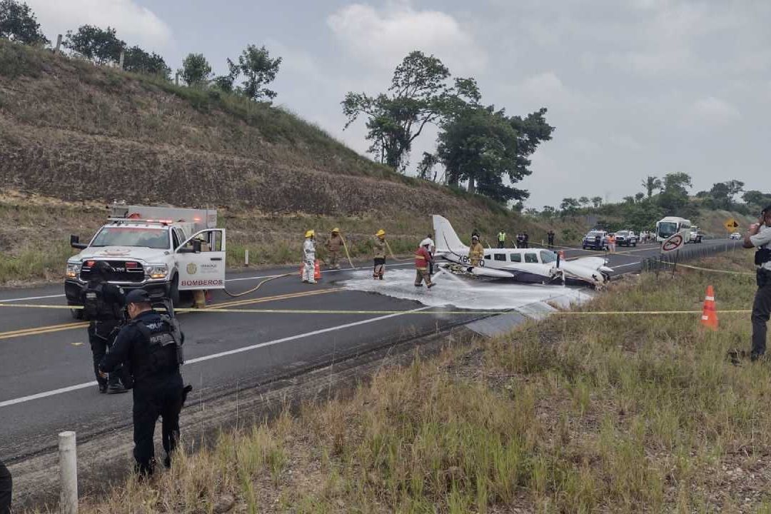 Avioneta Aterriza de Emergencia Sobre Carretera en Veracruz