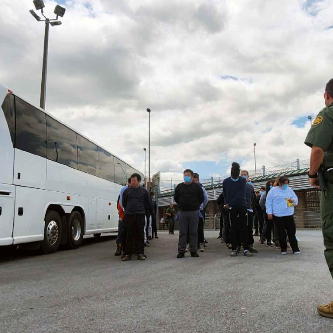 Agentes de la Patrulla fronteriza con migrates