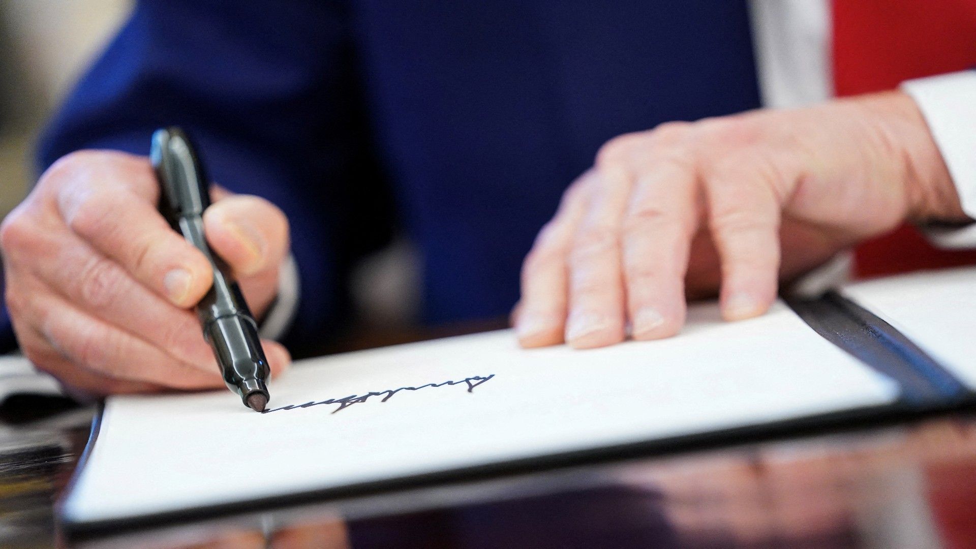 El presidente de Estados Unidos, Donald Trump, firma órdenes ejecutivas en la Casa Blanca. Foto: Reuters