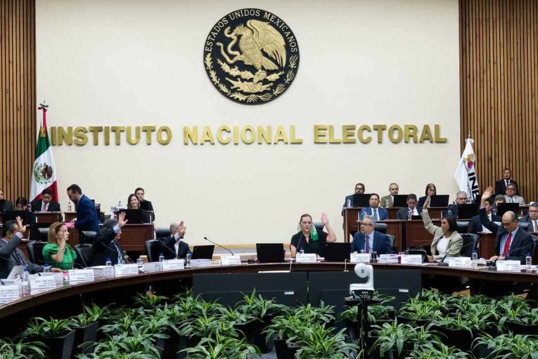 AMLO confirma reunión con consejeros del INE