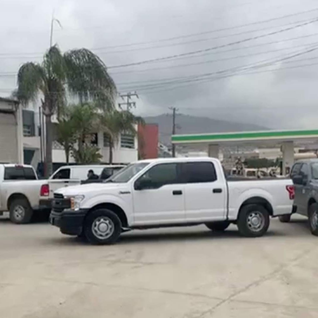 Policías localizan cuerpos abandonados al interior de pick up en Tijuana