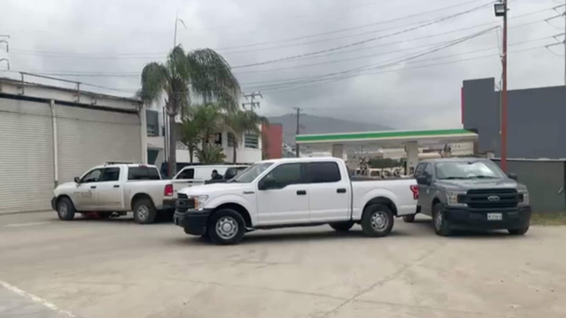 Policías localizan cuerpos abandonados al interior de pick up en Tijuana